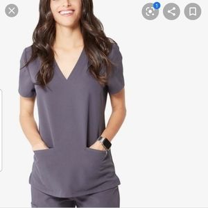 Figs 3 pocket scrub top in charcoal